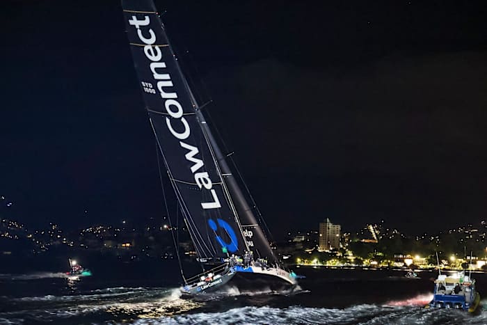 Twee matrozen komen om in de stormachtige eerste nacht van de jachtrace van Sydney naar Hobart, zeggen de organisatoren