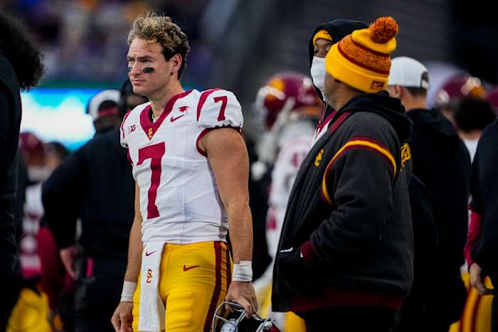 USC QB Miller Moss betreedt het transferportaal nadat hij zijn startbaan verloor aan Jayden Maiava