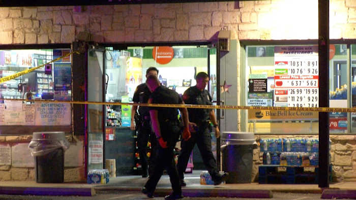 Vermeende autodieven schieten een klerk neer tijdens een overval op een verafgelegen tankstation aan de North Side, zegt SAPD