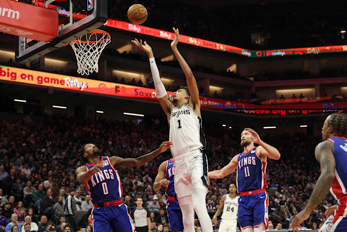 Victor Wembanyama heeft de eerste triple double van het seizoen en leidt Spurs voorbij Kings 127-125
