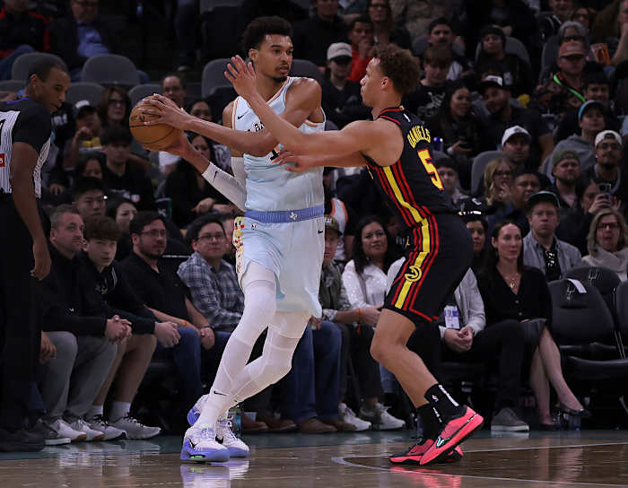 Victor Wembanyama scoort 42 punten in de 133-126 OT-overwinning van de Spurs op de Hawks