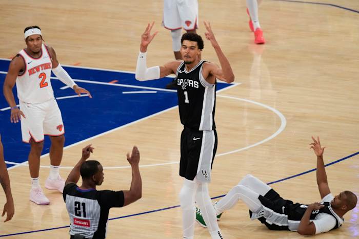 Victor Wembanyama scoort 42 punten in een gedenkwaardig kerstdebuut, maar de Spurs schieten tekort tegen de Knicks