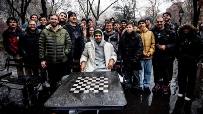 Victor Wembanyama speelt 1-op-1 schaak met fans in New York