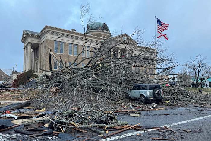 Vier doden toen een stormsysteem dat tornado's voortbracht zich door het zuiden van de VS trok