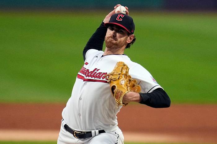 Voormalig Cy Young-winnaar Shane Bieber keert terug naar Cleveland Guardians met een contract van één jaar, zegt een AP-bron