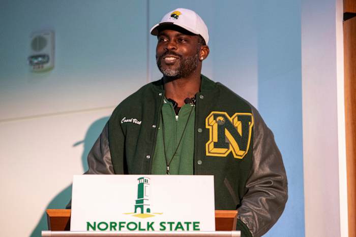 Voormalig NFL-grootheid Michael Vick werd geïntroduceerd als voetbalcoach van Norfolk State