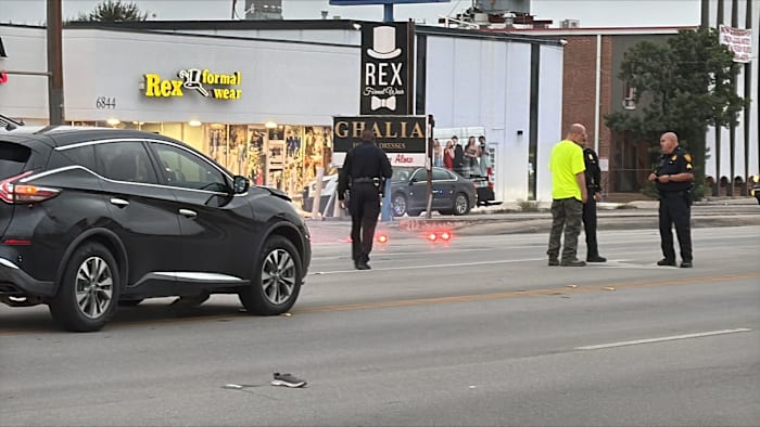 Vrouw met levensbedreigende verwondingen in het ziekenhuis opgenomen nadat ze aan de North Side door een auto was aangereden, zegt SAPD