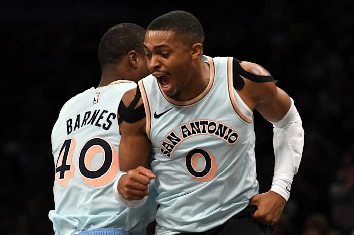 Wembanyama heeft 19 punten, 7 rebounds en 6 blocks en leidt Spurs naar 96-87 overwinning op Nets