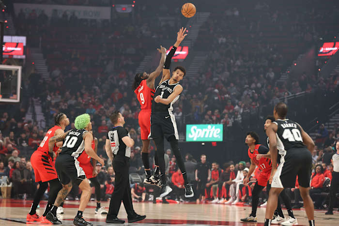 Wembanyama maakt twee vrije worpen met nog 2,1 seconden te gaan in Spurs' 118-116 overwinning op Trail Blazers