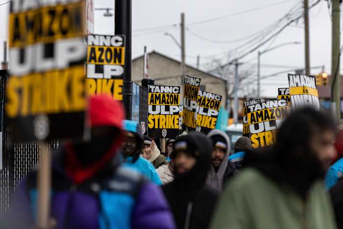 Werknemers van Amazon en Starbucks zijn in staking. Trump zou er iets mee te maken kunnen hebben