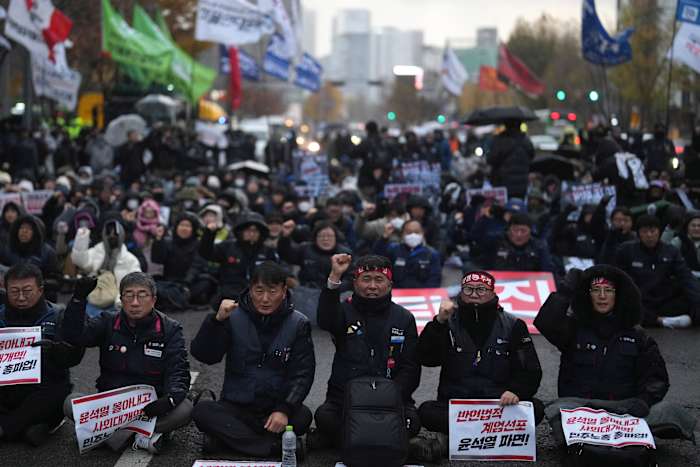 Yoon vervangt de minister van Defensie terwijl het Zuid-Koreaanse parlement over hun afzettingsprocedures gaat stemmen