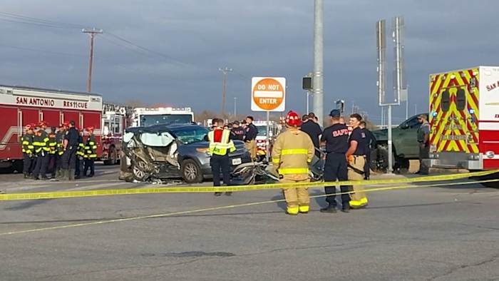 1 dode, 4 gewonden na crash van drie voertuigen aan de zuidoostkant, zegt de politie