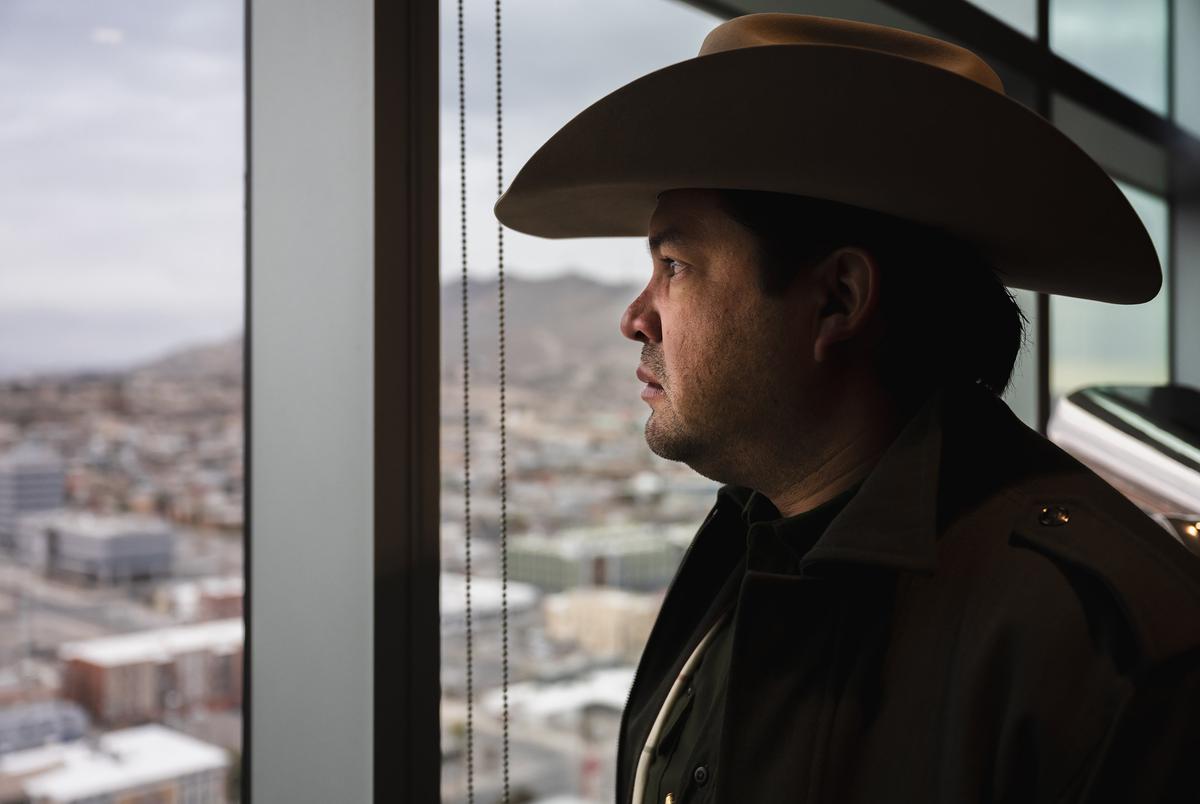 Alvaro Bustillos, president van Vaquero Trading, in zijn kantoor in het centrum van El Paso op 8 januari 2025.