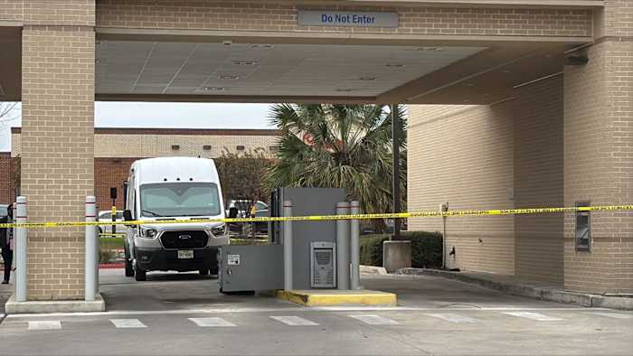 3 gemaskerde mannen beroven een medewerker van een gepantserde vrachtwagen onder schot aan Northeast Side