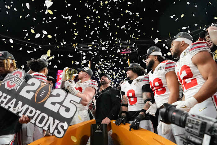 AP Top 25: Ohio St, Notre Dame zijn 1-2 in de laatste peiling; Mississippi en BYU voor playoff -teams