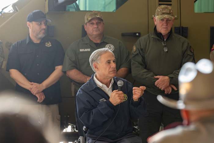 Abbott stuurt staatstroepen naar de grens tussen de VS en Mexico om samen te werken met de grenspatrouille