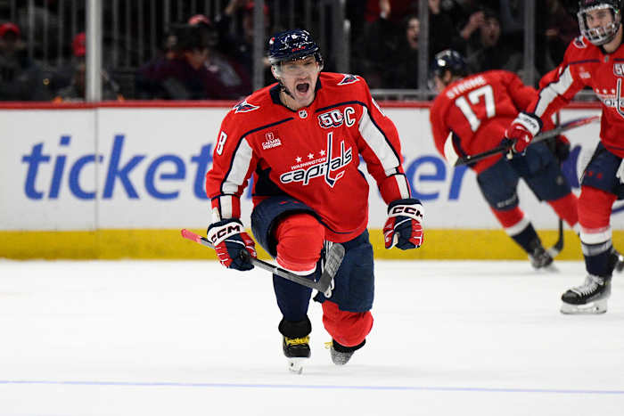 Alex Ovechkin scoort voor de 28e keer Marc-Andre Fleury, waarmee hij 24 verwijderd is van het NHL-doelpuntenrecord