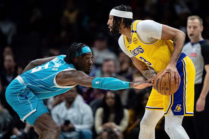 Anthony Davis scoort 42 punten, grijpt 23 rebounds als Lakers Top Hornets 112-107 voor 4e opeenvolgende overwinning