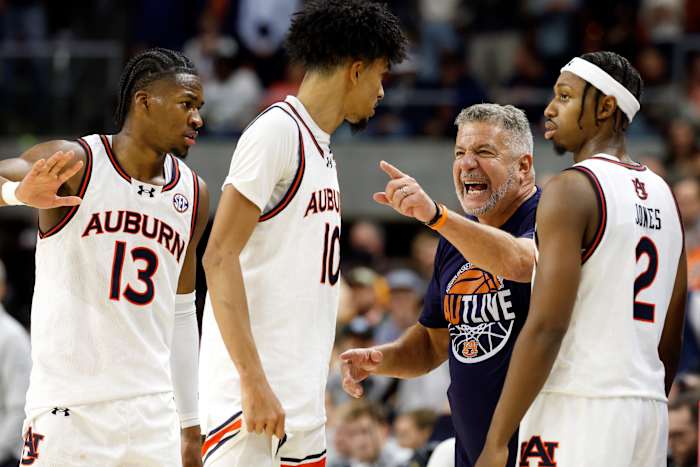 Auburn, Duke Top Men's AP Top 25, Texas Tech, Vanderbilt Make Poll -debuut; UConn tuimelt naar nr. 25