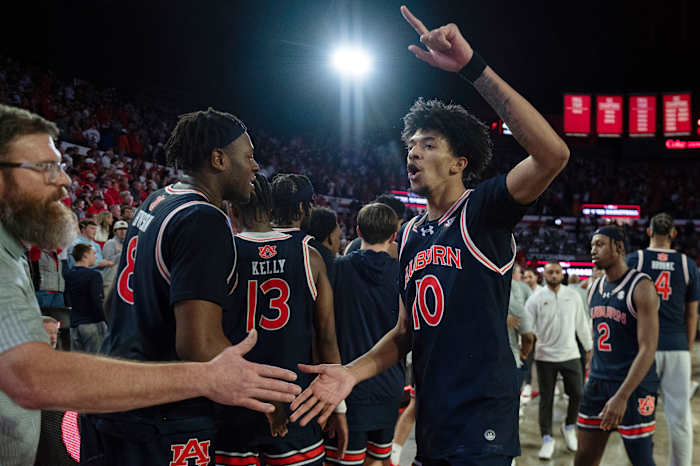 Auburn een unaniem nr. 1, Duke Now nr. 2; Michigan St In Top 10, Louisville eindigt AP Top 25 droogte