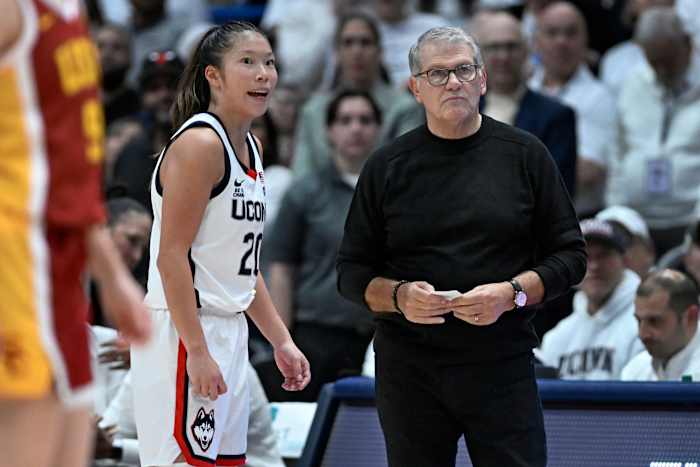 Auriemma bindt VanDerveer voor de meeste optredens op één school in de AP Top 25 voor dames; UCLA blijft nummer 1