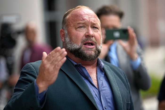 Bedrijf gelinkt aan Alex Jones verdubbelt bod om Infowars te kopen na een mislukte faillissementsveiling