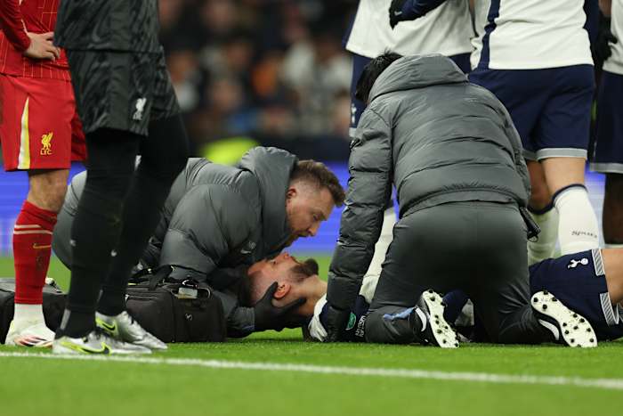 Bentancur 'bewust' en naar het ziekenhuis gebracht na een blessure tijdens de wedstrijd Tottenham-Liverpool