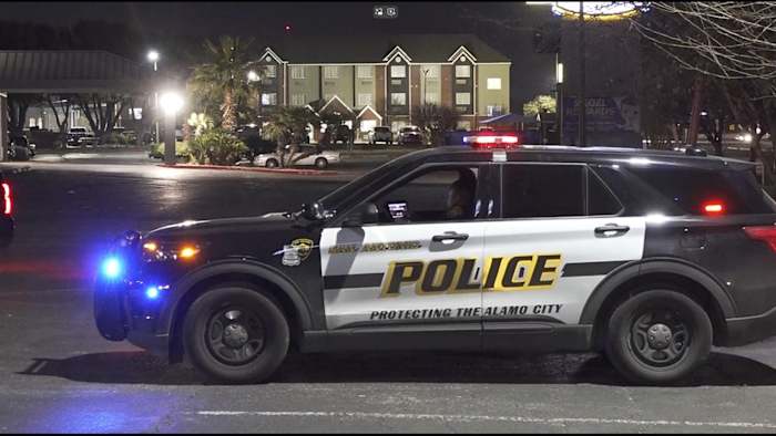 Bestuurder van vermoedelijk gestolen voertuig ramt meerdere politievoertuigen voordat hij vlucht, zegt de politie van San Antonio