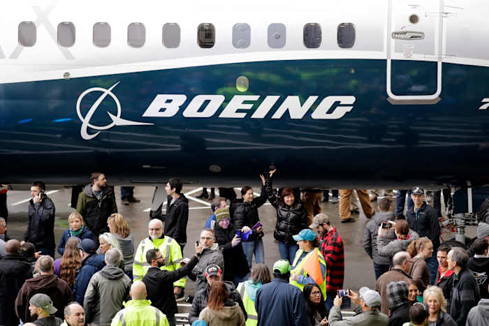 Boeing kreeg in het vierde kwartaal bijna 3 miljard dollar te verwerken als gevolg van stakingen, ontslagen en onrustige overheidsprogramma's
