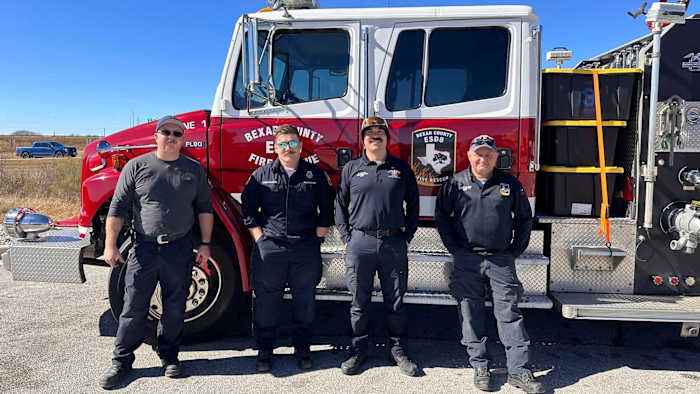 Brandweerlieden in de omgeving van San Antonio worden naar Californië gestuurd om bosbranden te bestrijden