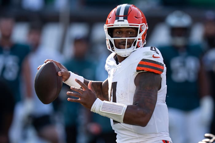 Browns herstructureert het contract van QB Deshaun Watson om cap space en flexibiliteit te creëren, zegt AP-bron