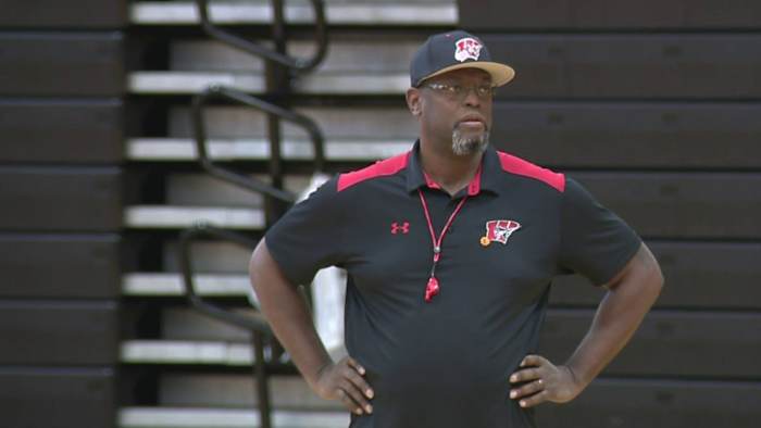 Clark bereikt coaching mijlpaal in Wagner's dubbele cijferige overwinning op Kerrville Tivy