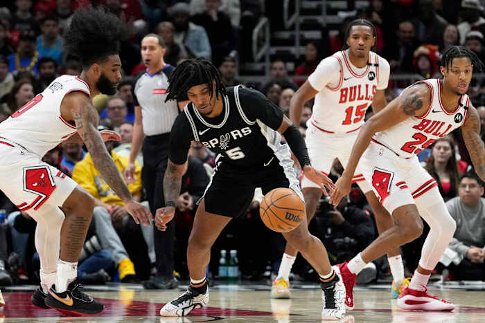 Coby White schittert terwijl Bulls zich langs de Spurs verzamelen voor een overwinning van 114-110