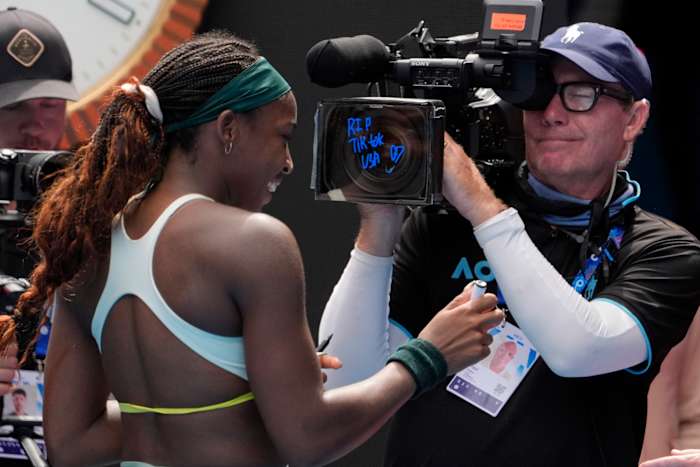 Coco Gauff schrijft 'RIP TikTok USA' op een tv-camera op de Australian Open