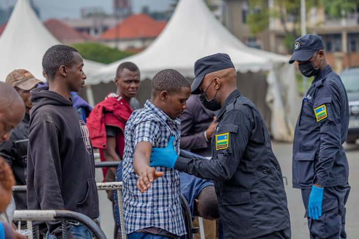 Congo probeert de aanval van door Rwanda gesteunde rebellen te vertragen te midden van meldingen van dode lichamen op straat