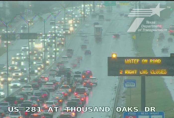 Crashes en hoog water leggen delen van twee drukke snelwegen in San Antonio stil