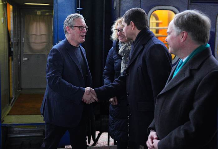 De Britse leider Starmer tekent tijdens zijn reis naar Kiev een '100-jarig partnerschap'-overeenkomst met Oekraïne