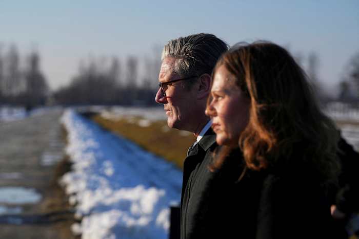 De Britse premier Starmer bezoekt Auschwitz en belooft het antisemitisme te bestrijden voorafgaand aan de veiligheidsbesprekingen in Polen