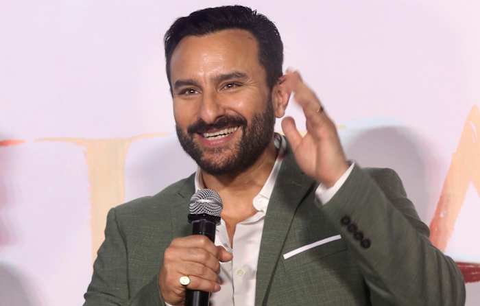 De Indiase Bollywood-ster Saif Ali Khan wordt door een indringer neergestoken in zijn huis in Mumbai