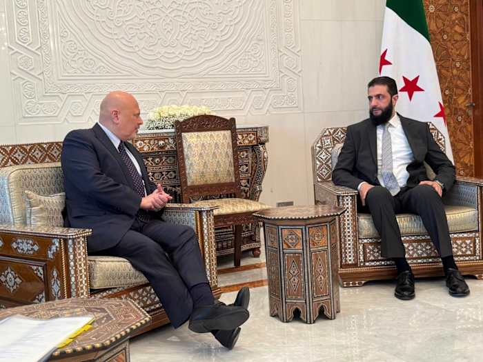 De hoofdaanklager van het Internationaal Strafhof ontmoet de Syrische leider in Damascus