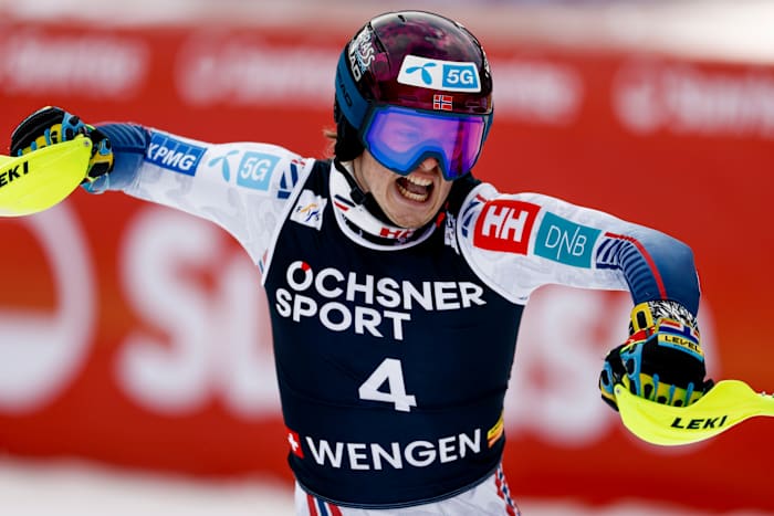 De in de VS geboren McGrath leidt Noorwegen in de slalom van de Wereldbeker en viert dit met de kenmerkende Cuche-skiflip