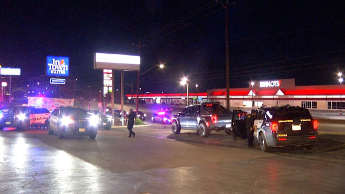 De mens rent over, in kritieke toestand nadat ze naar verluidt stenen naar het voertuig hebben gegooid, zegt SAPD