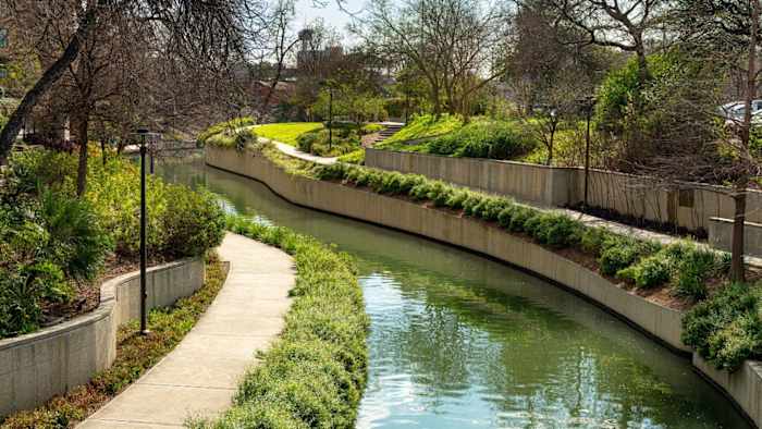 De stad plant deze week een gedeeltelijke drooglegging van de River Walk voor onderhoud