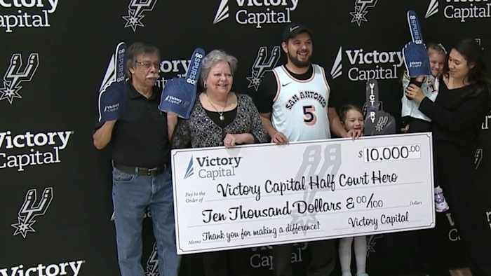 De winnaar van de Half Court Shot-wedstrijd van de Spurs ontving zijn cheque van $ 10.000