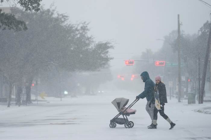 De winterstorm die in New Orleans recordbrekende sneeuw liet vallen, verspreidt zich naar Florida en de Carolinas