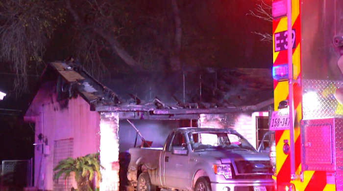 Drie bewoners zijn ontheemd nadat brand het huis in Northeast Side heeft beschadigd, zegt SAFD