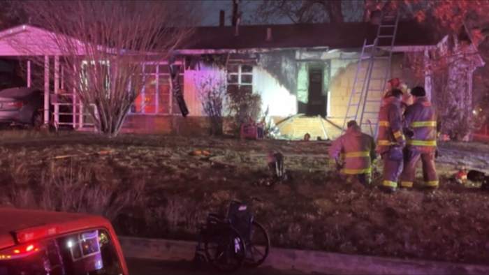 Drie mensen zijn in het ziekenhuis opgenomen na een huisbrand aan de East Side, zegt SAFD