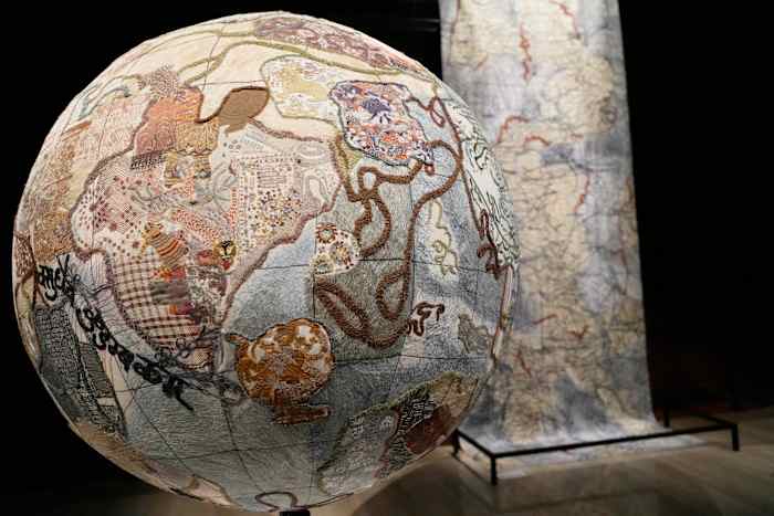 Een modeontwerper, Italiaanse zangeres en IJslandse illustrator werken samen op Vaticaanse tentoonstelling