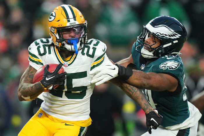 Een onhandige poging bij de openingsaftrap, blessures en strafschoppen kostten de Packers hun verlies tegen de Eagles