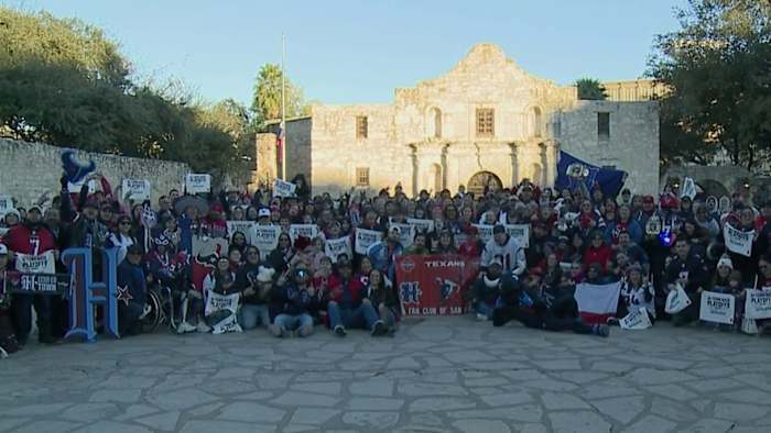 Fans van Houston Texans in San Antonio wonen de bijeenkomst bij voor de Alamo